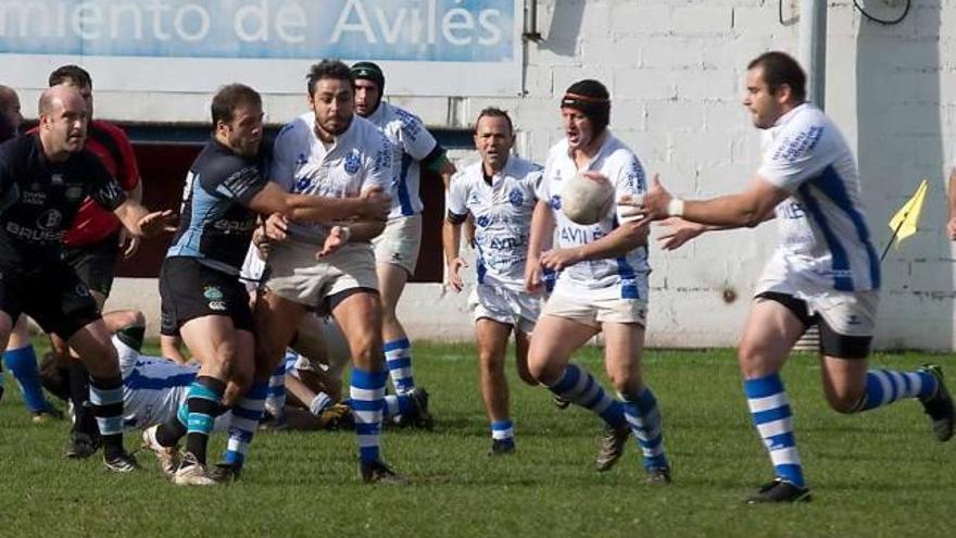 Jugadores del Belenos hilvanan una jugada durante un partido.