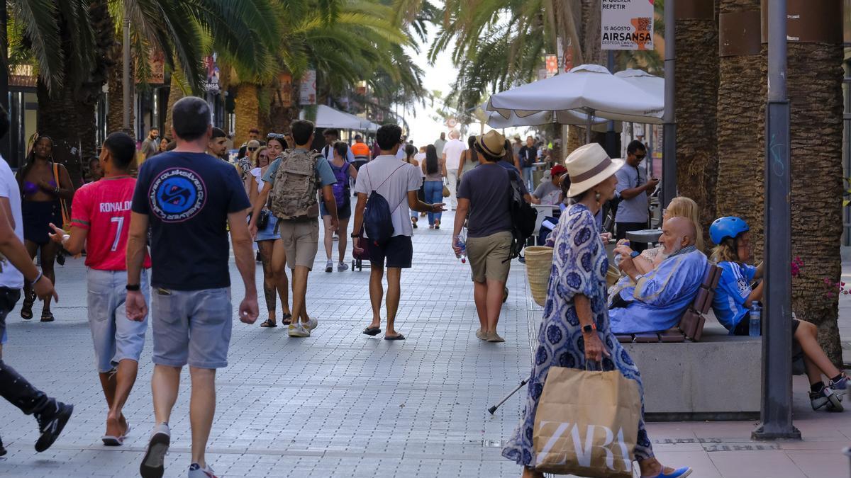 Varias personas caminan por una calle peatonal de la capital grancanaria.
