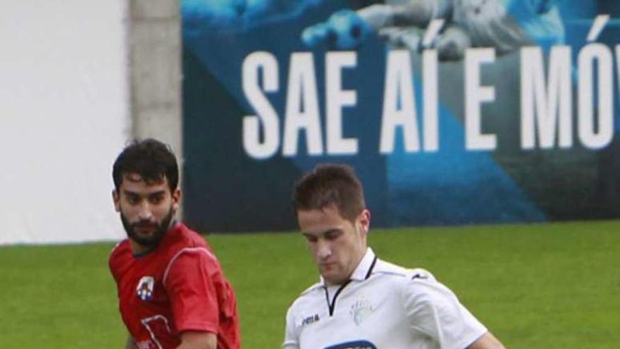 Un jugador del Ourense controla un balón. // Jesús Regal