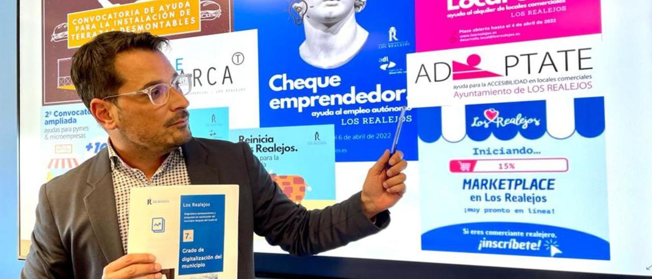 El primer teniente de alcalde y concejal de Promoción Económica y Desarrollo Local, Adolfo González (PP), muestra todas las ayudas locales a emprendedores.