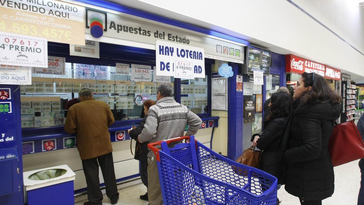 Administración de Loterías del Carrefour Zahira, donde se ha vendido el boleto ganador.