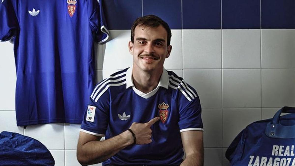 Francho, con la camiseta ochentera que el Zaragoza lucirá en la jornada 35.