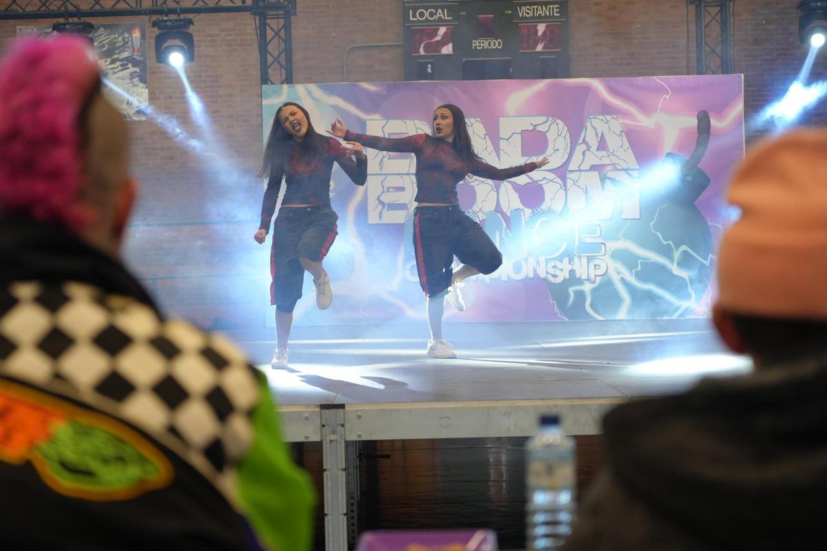 Dos de las bailarinas durante su actuación en la categoría de parejas.