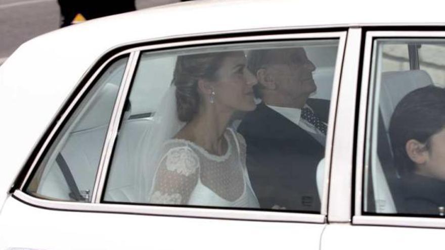 La novia llegó a la hacienda en un gran Rolls Royce acompañada por su padre, Ernesto, radiante y muy sonriente con un modelo de la firma para la que ella trabaja, Alma Aguilar.