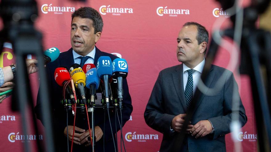 El presidente de la Generalitat, Carlos Mazón, junto al de la Cámara de Comercio de Alicante, Carlos Baño, en una imagen de archivo.