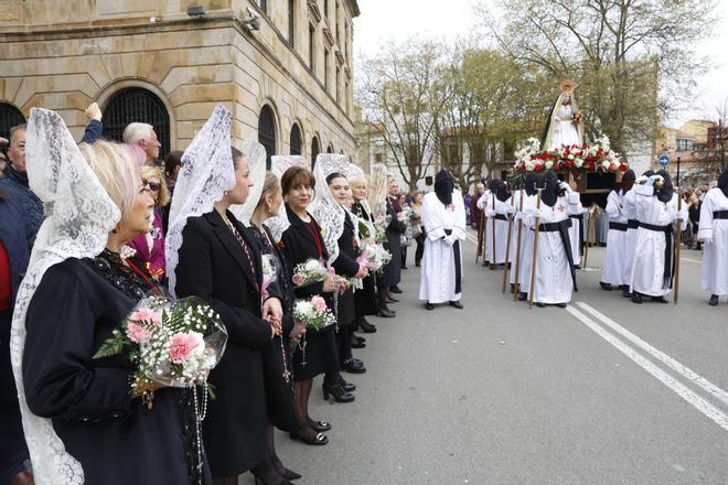 La procesión del Encuentro de Resurrección en Gijón, en imágenes.