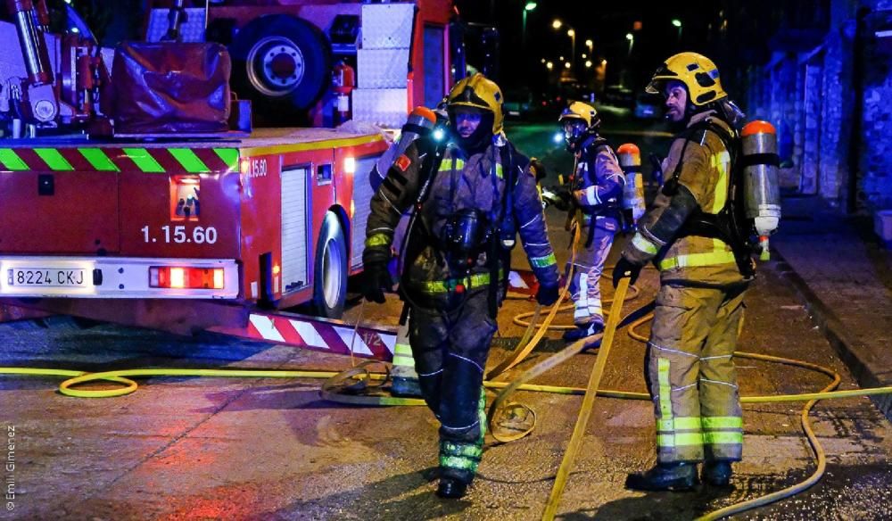 Un incendi crema quatre cases a Puigcerdà i obliga