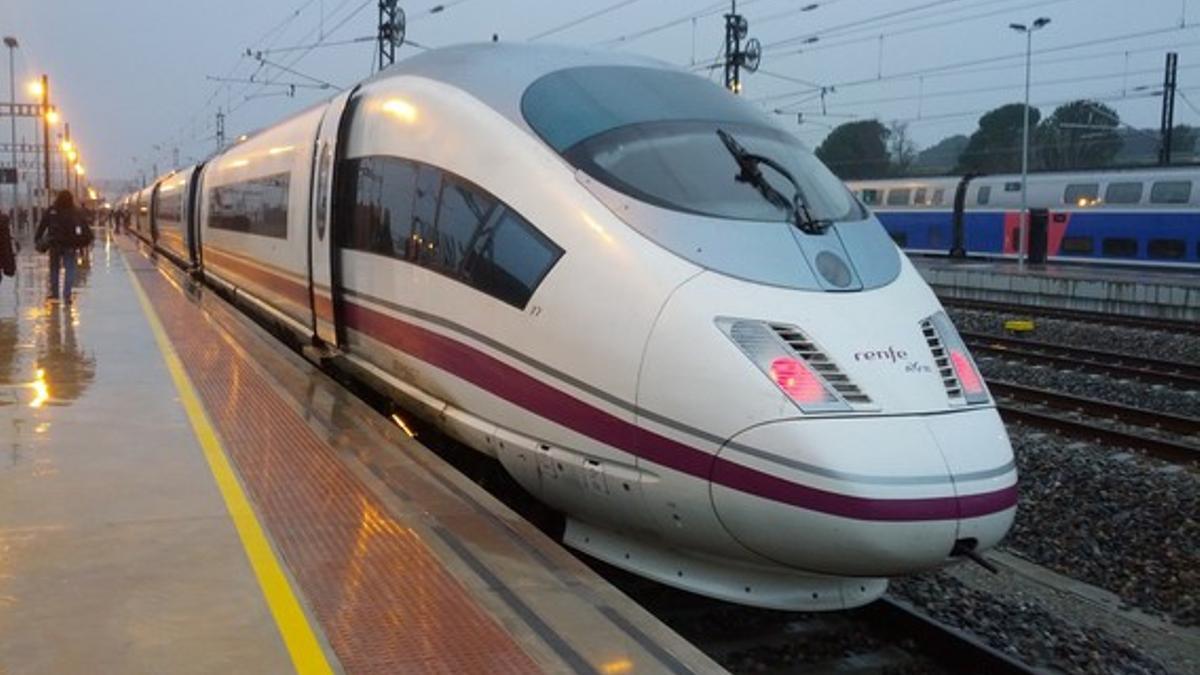 El AVE, a su llegada a la estación de Figueres, este miércoles.