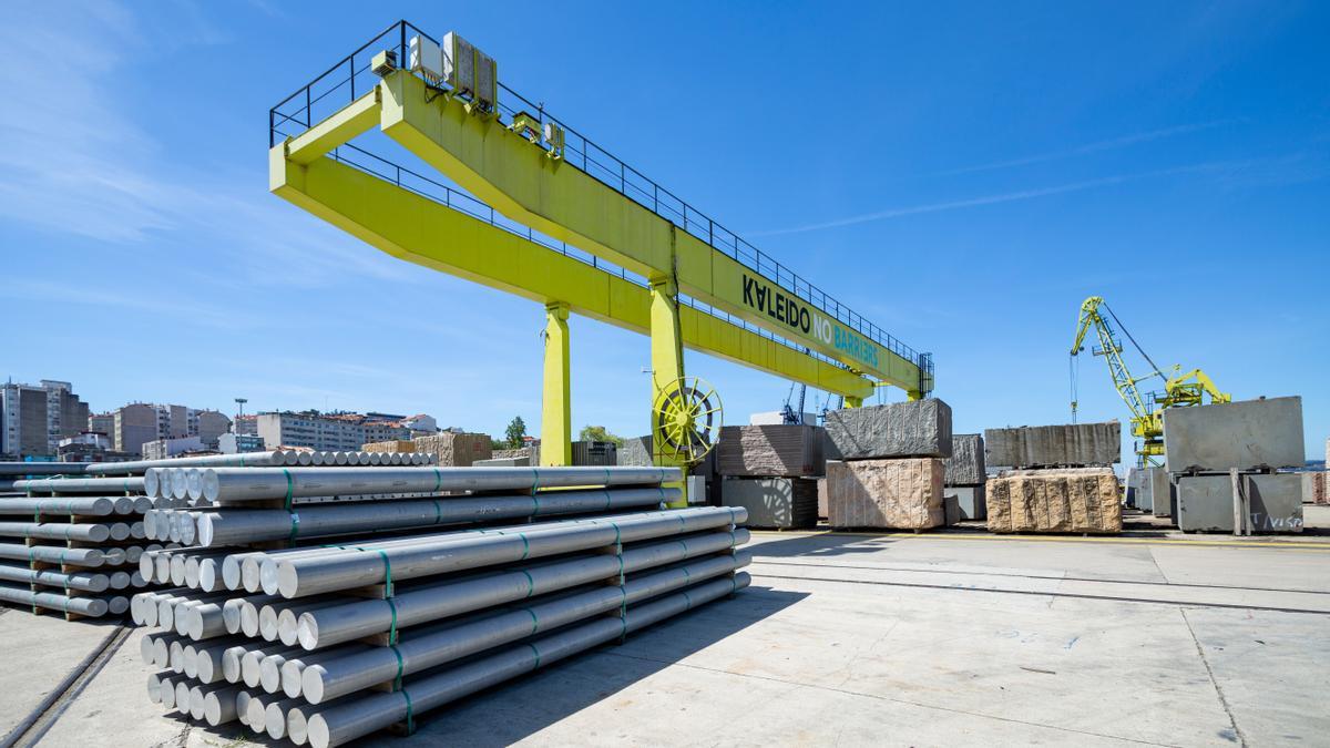 Barras de aluminio apilados delante de maquinaria de Kaleido en el muelle Transversal de Vigo