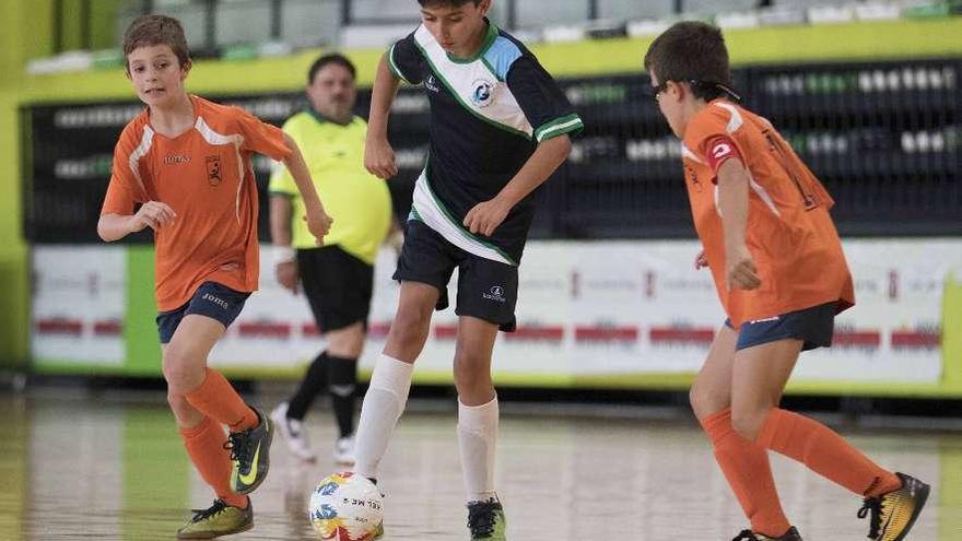 Uno de los encuentros de fútbol sala disputados durante la semana en Navia. // Cristina Graña