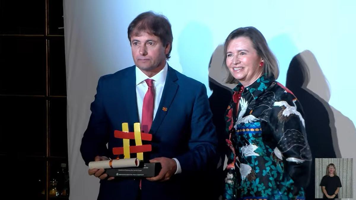 El patrón mayor de Cangas, Javier Costa, con el galardón junto a la secretaria general de Pesca, Isabel García Artime.