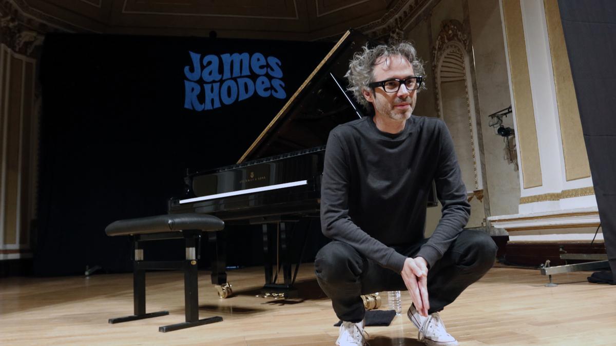 Archivo - El pianista James Rhodes en un momento del pase de prensa del concierto benéfico en la Sala María Cristina de Málaga