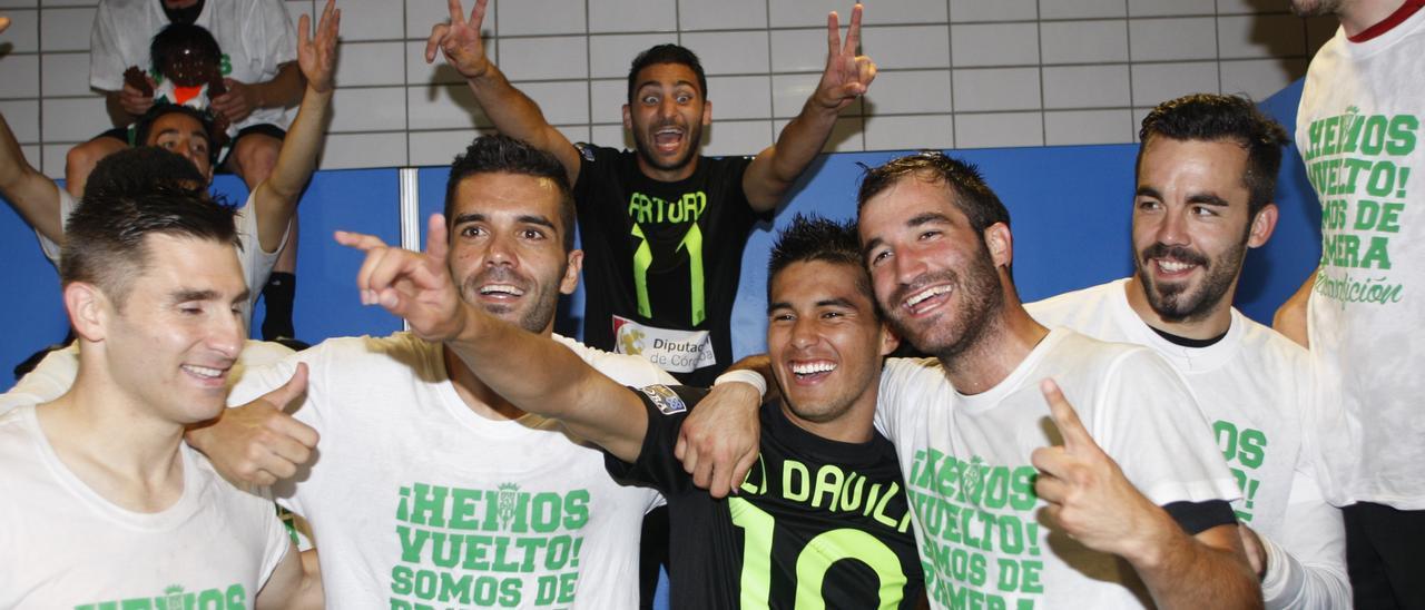 Arturo, al fondo, en el vestuario de Las Palmas celebrando el ascenso a Primera.
