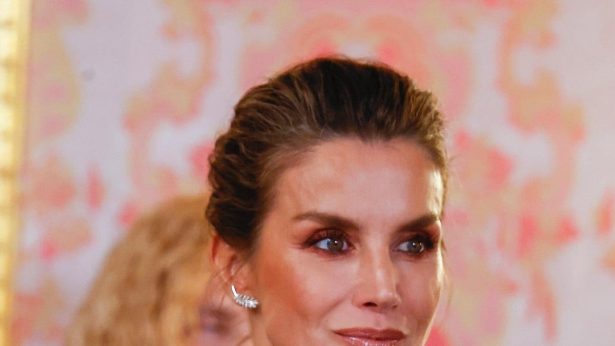 La reina Letizia y la americana negra de plumas de Pertegaz que tiene  versiones baratas Mango y en SHEIN - Stilo