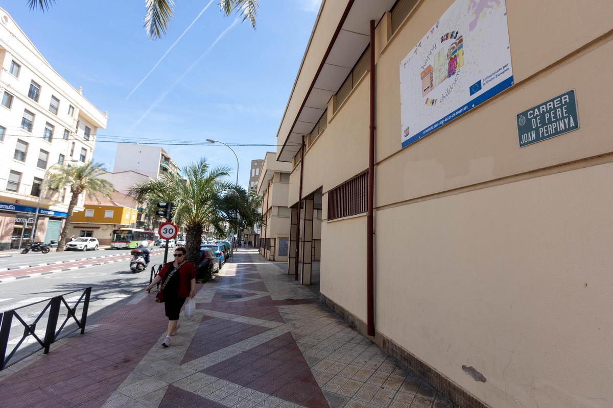 El aspecto que presenta en estos momentos la calle Pedro Juan Perpiñán, en el tramo de los colegios.
