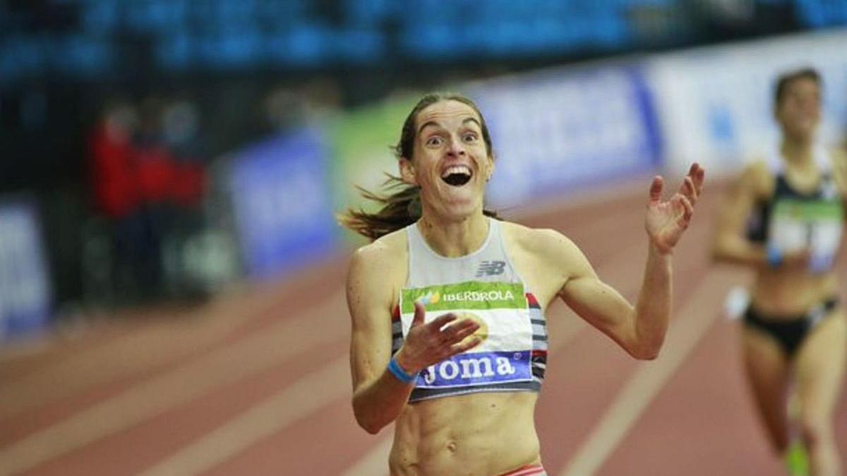 Esther Guerrero en el moment de travessar la línia de meta i guanyar la prova dels 1.500 metres per tercer cop consecutiu.