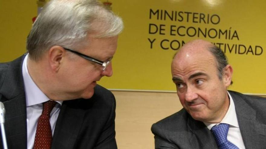 Rehn anuncia que relajará el ritmo de reducción del déficit de España si se confirma que ha cumplido