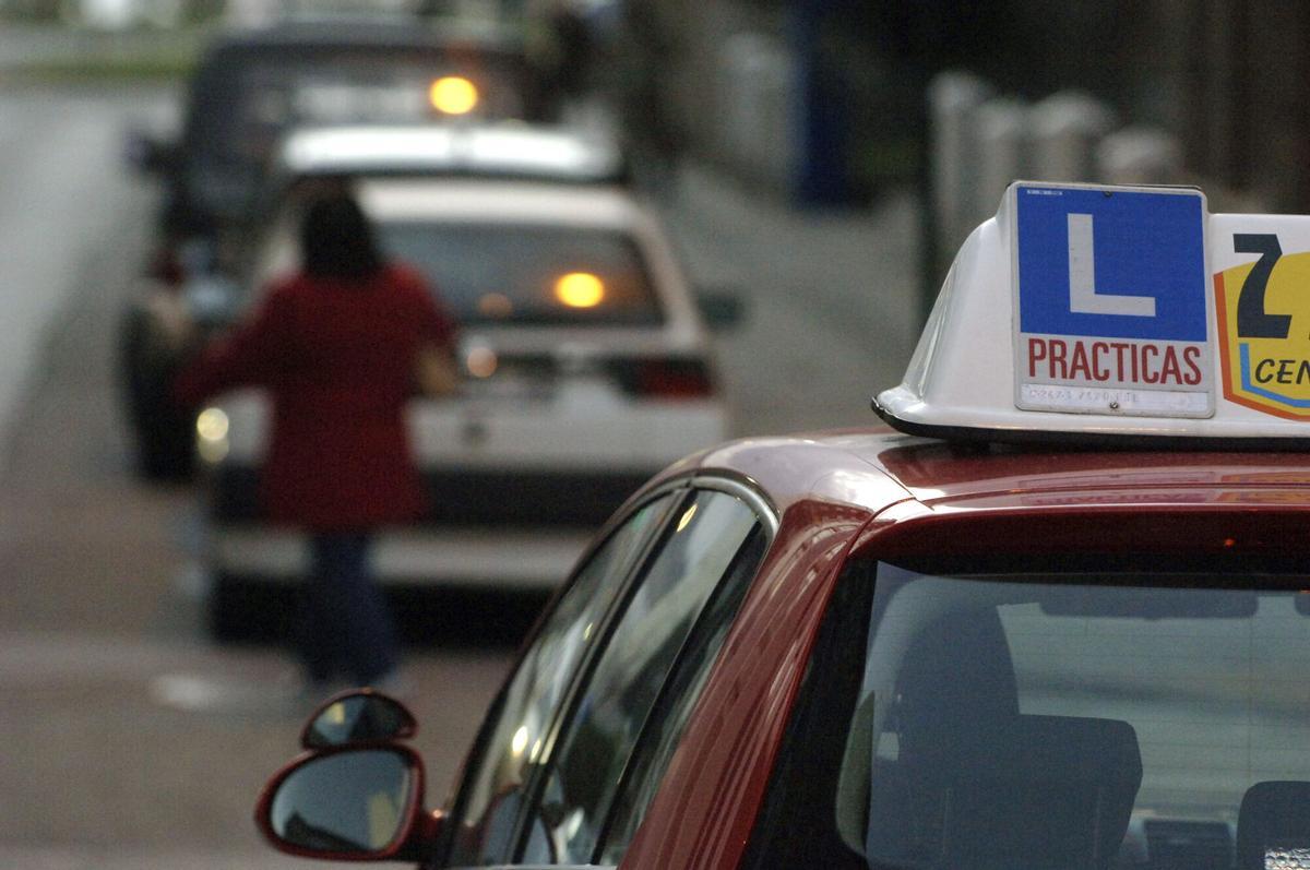 COCHE DE PRACTICAS DE UNA AUTOESCUELA CIRCULANDO POR UNA CALLE DEL CENTRO. EDUCACION VIAL. FORMACION VIAL. AUTOESCUELAS. CARNE DE CONDUCIR. PERMISO DE CONDUCIR. CONDUCTORES