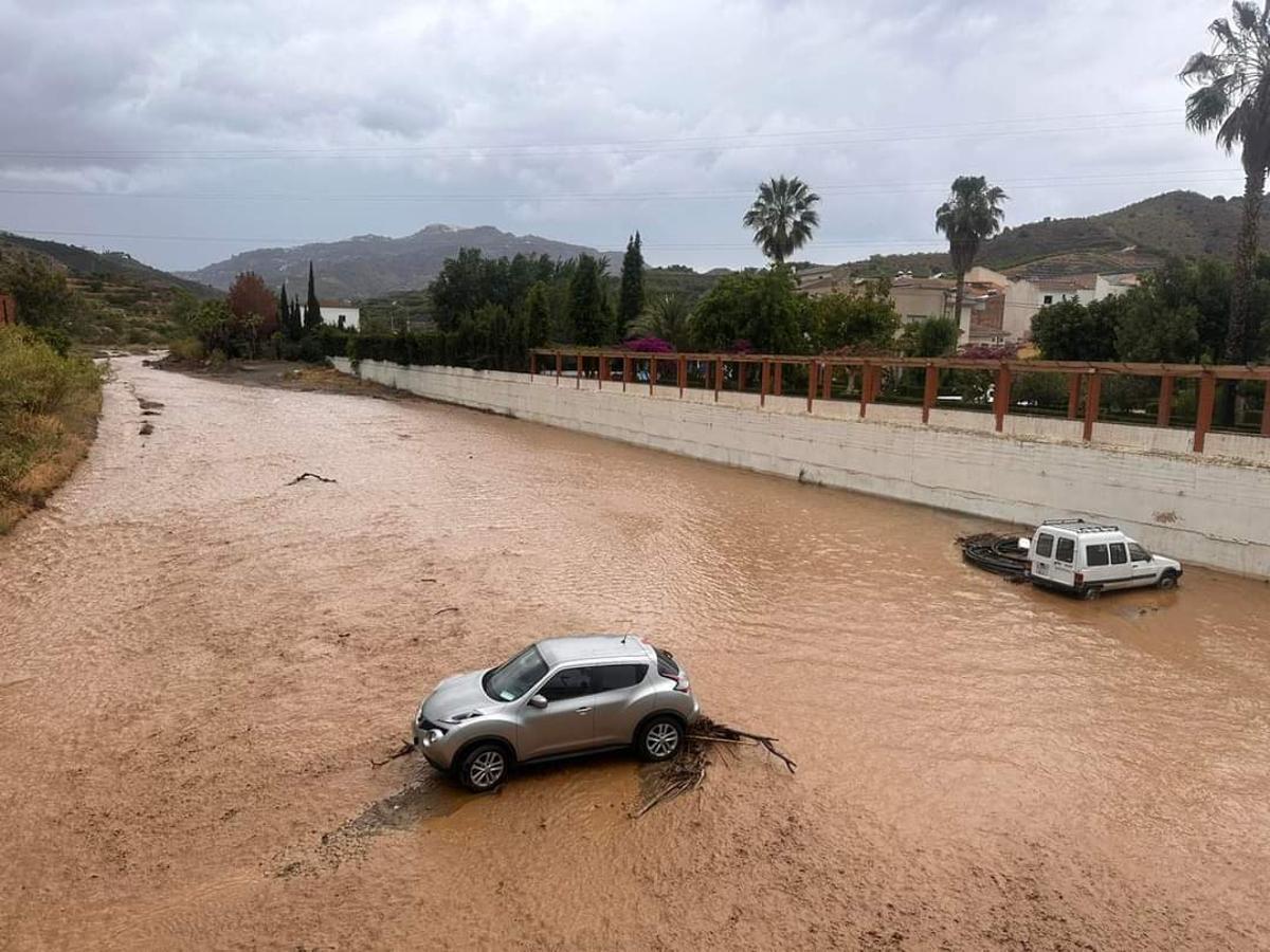 Coches aparcados en el cauce del río Benamargosa, sorprendidos por la crecida del mismo