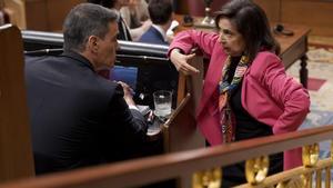 El presidente del Gobierno, Pedro Sánchez, conversa con la ministra de Defensa, Margarita Robles, durante el pleno del Congreso de este miércoles.