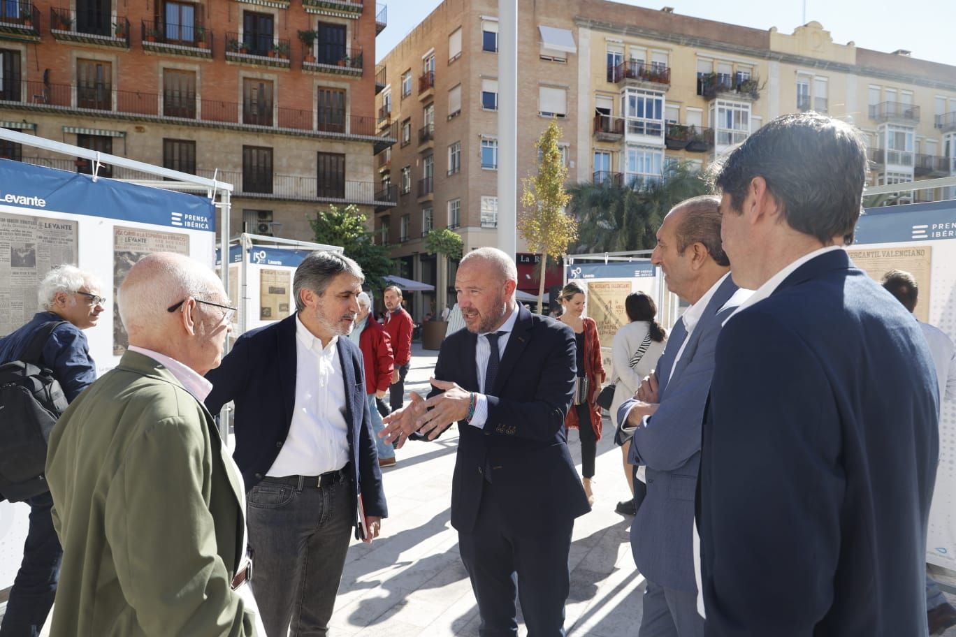 Levante-EMV expone 150 portadas para la historia en la plaza de la Reina