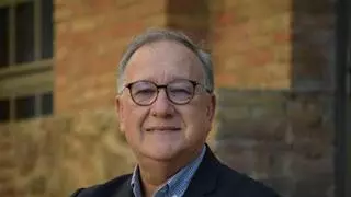 Carlos Alberto Scolari, teórico, investigador y escritor argentino: "Los jóvenes están aprendiendo a usar la inteligencia artificial en TikTok, pero nadie les enseña a hacerlo"