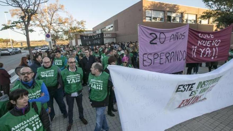 Un momento de la concentración, ayer a primera hora, a las puertas del instituto de Torrellano, por la falta de inversiones educativas.