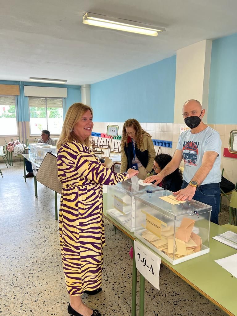 Carmen Arbesú, alcaldesa y candidata del PSOE en Langreo, en el colegio Turiellos.