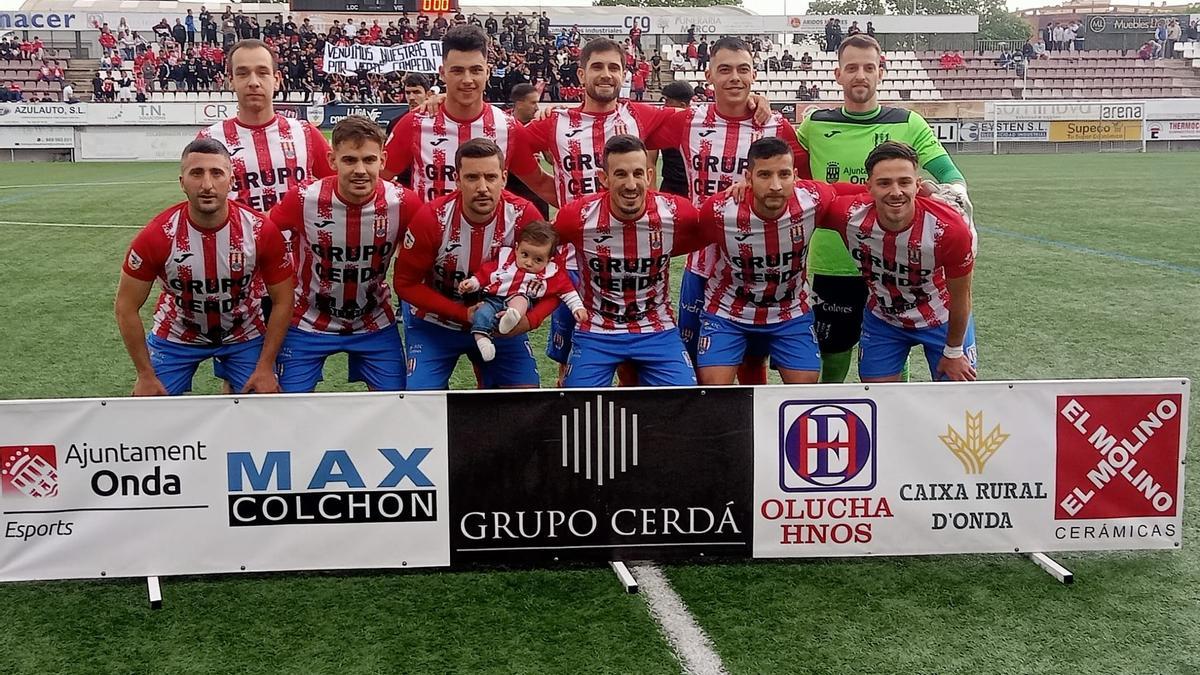 El once titular del Onda y la grada con muchos público del campo Enrique Saura.