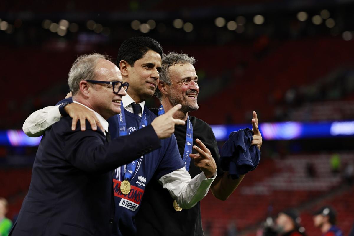 Luis Campos, Nasser Al-Khelaifi y Luis Enrique, en la celebración de la Champions League del PSG en Budapest