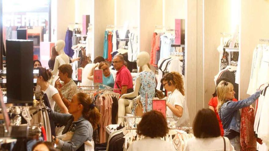 Un establecimiento de la capital en plena apertura de rebajas.