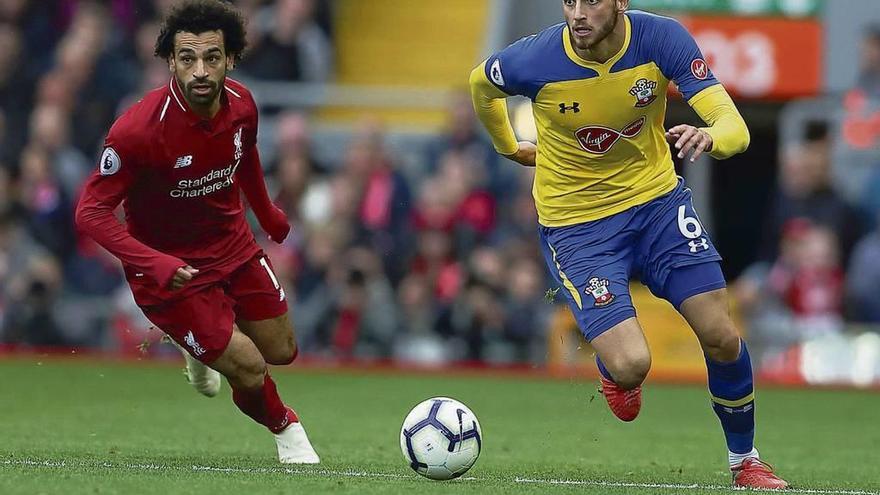 Wesley Hoedt saca la pelota ante Mohameh Salah en un encuentro de la Premier League frente al Liverpool. // Daily Echo