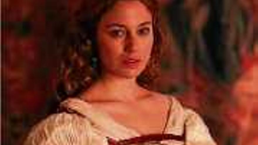 Suárez interpreta a Isabel de Portugal.
