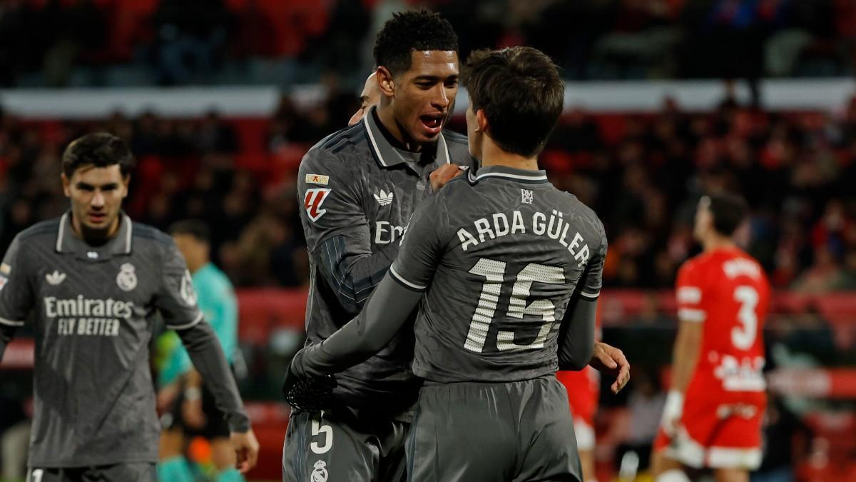 Bellingham y Güler celebran uno de los goles del Real Madrid contra el Girona