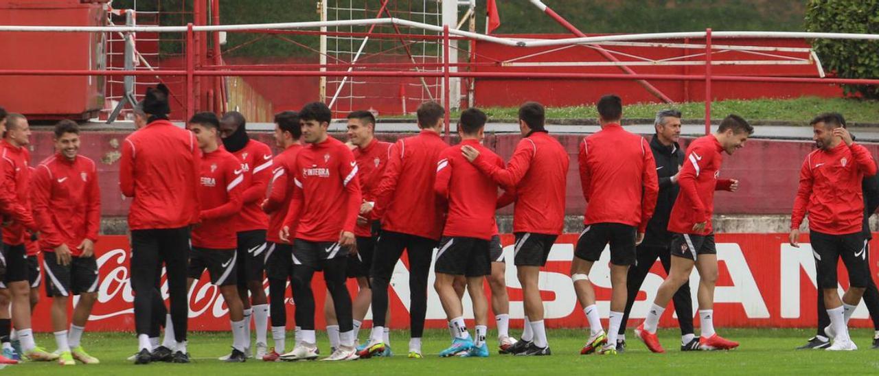 Aitor García y Nacho Méndez, primero y segundo por la derecha, tras ser felicitados ayer por sus compañeros. | J. P.