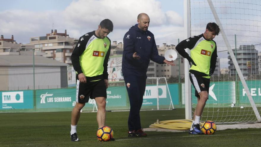 Borja Valle y Luis Pérez, en el campo anexo, junto al readaptador Aitor Soler