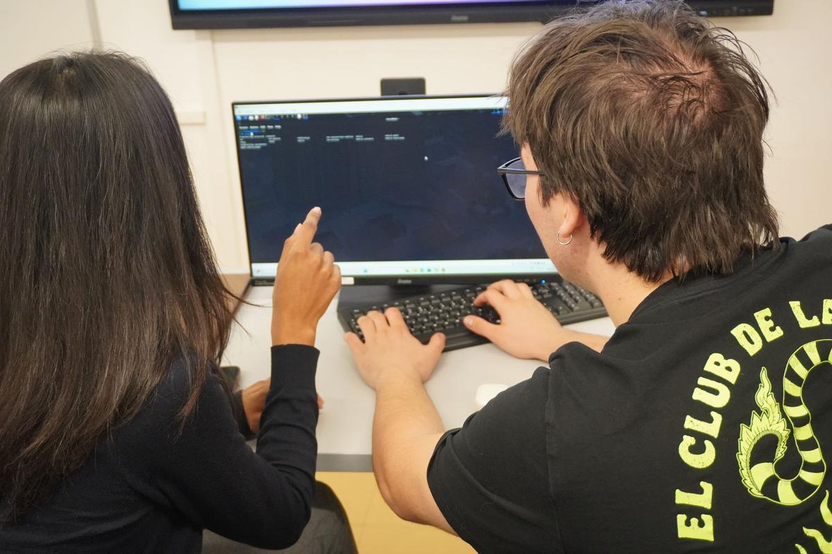 Dos alumnes duna de les titulacions en Ciberseguretat de lENTI-UB