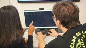 Dos alumnes duna de les titulacions en Ciberseguretat de lENTI-UB