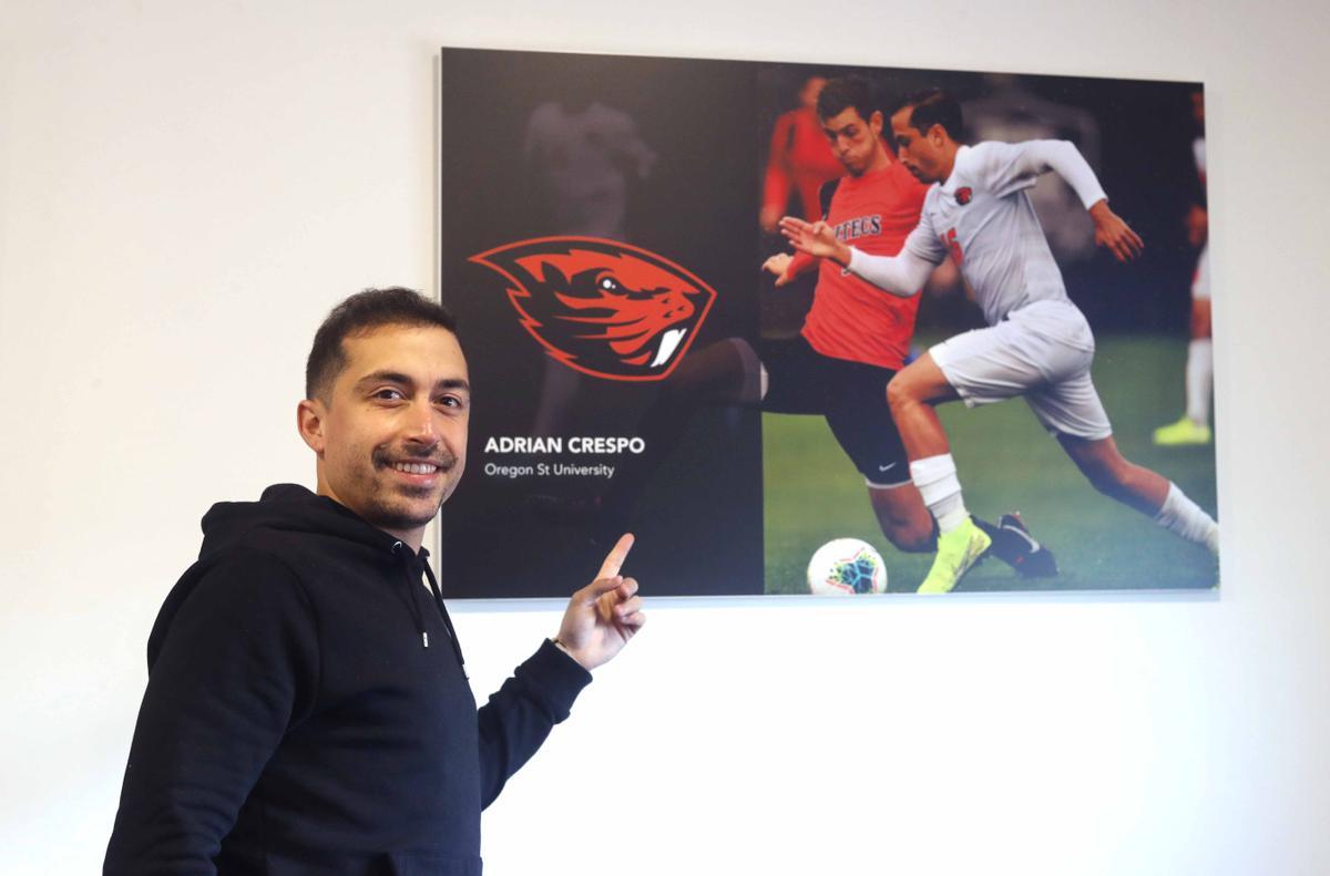 Adrián Crespo posa con el cuadro que lo refleja como un caso de éxito para Eture Sports.