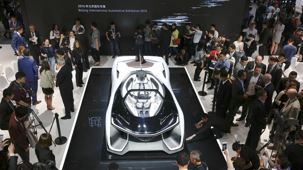 Visitantes alrededor del 'concept car' Faraday Future FFZERO1