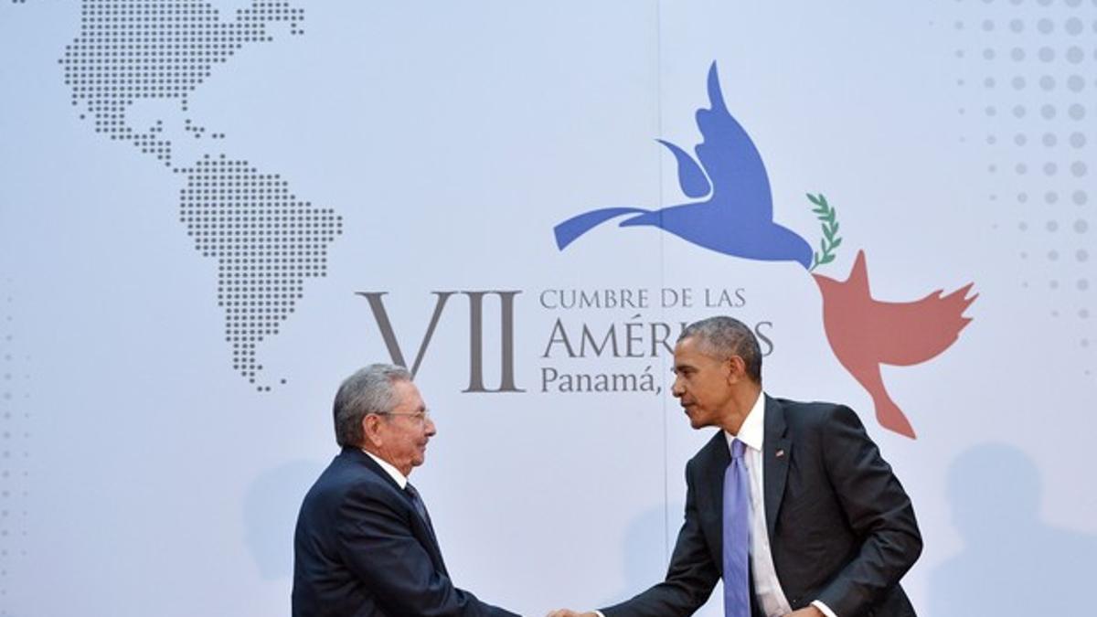 Barack Obama y Raul Castro se dan la mano durante su reunión en la Cumbre de las Américas en Panamá.