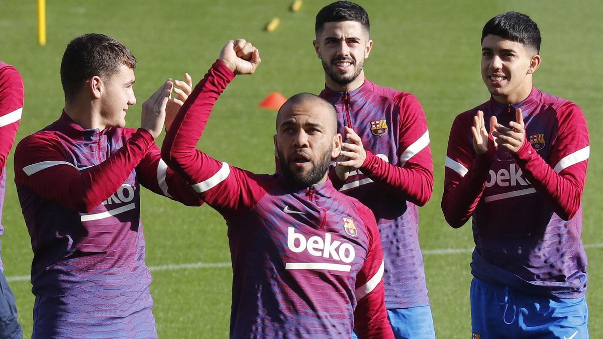 Dani Alves con sus compañeros durante el entrenamiento.