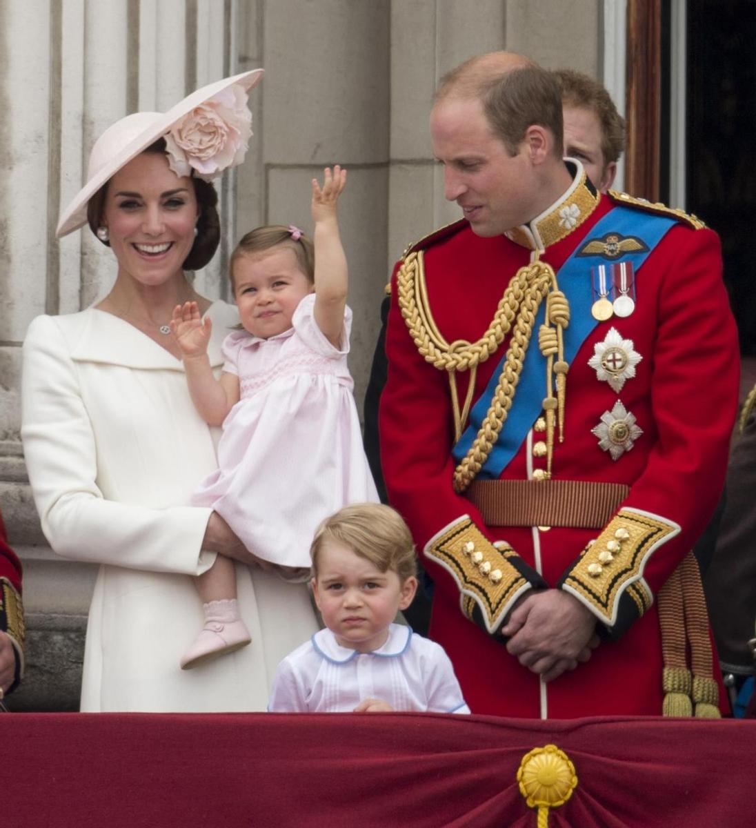 Kate Middleton y el principe Guillermo junto a sus hijos en el balcón del Palacio Real