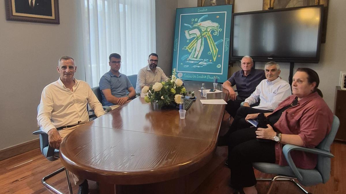 El jurado del premio Fundación Emilio Barbón, reunido en el Ayuntamiento de Laviana.