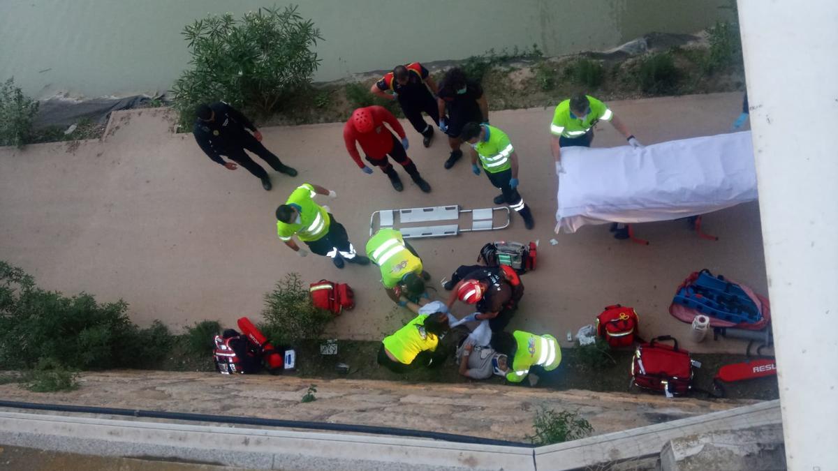 Sanitarios, bomberos y agentes, en el lugar de los hechos.