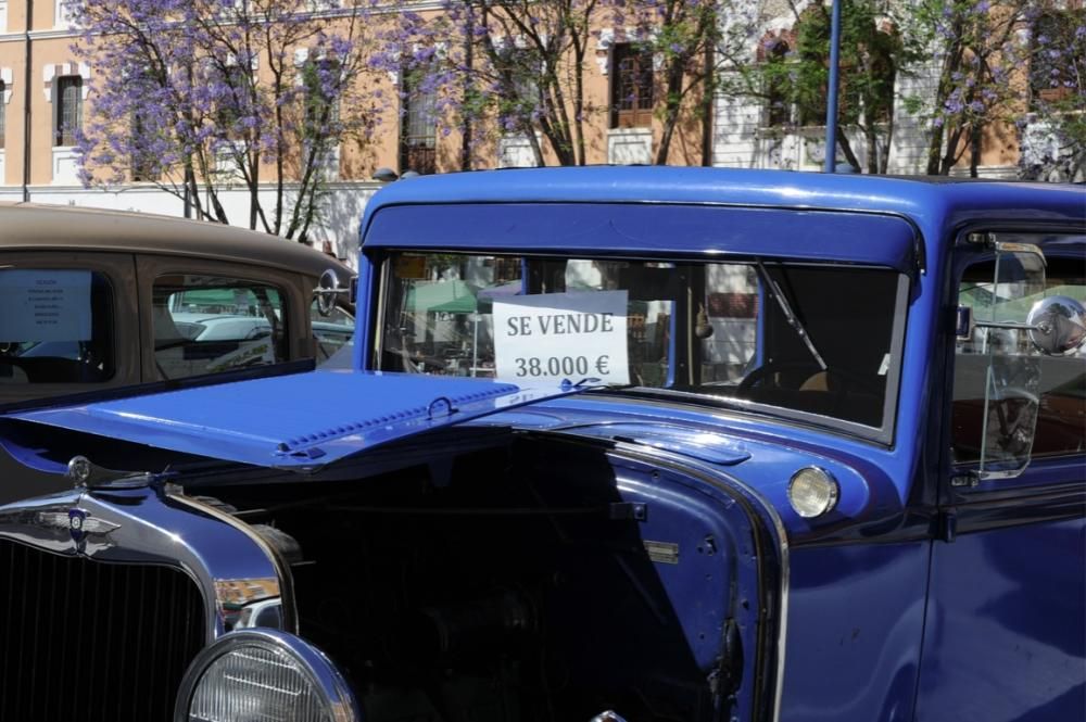 Lo coches antiguos conquistan  el Cuartel de Artillería