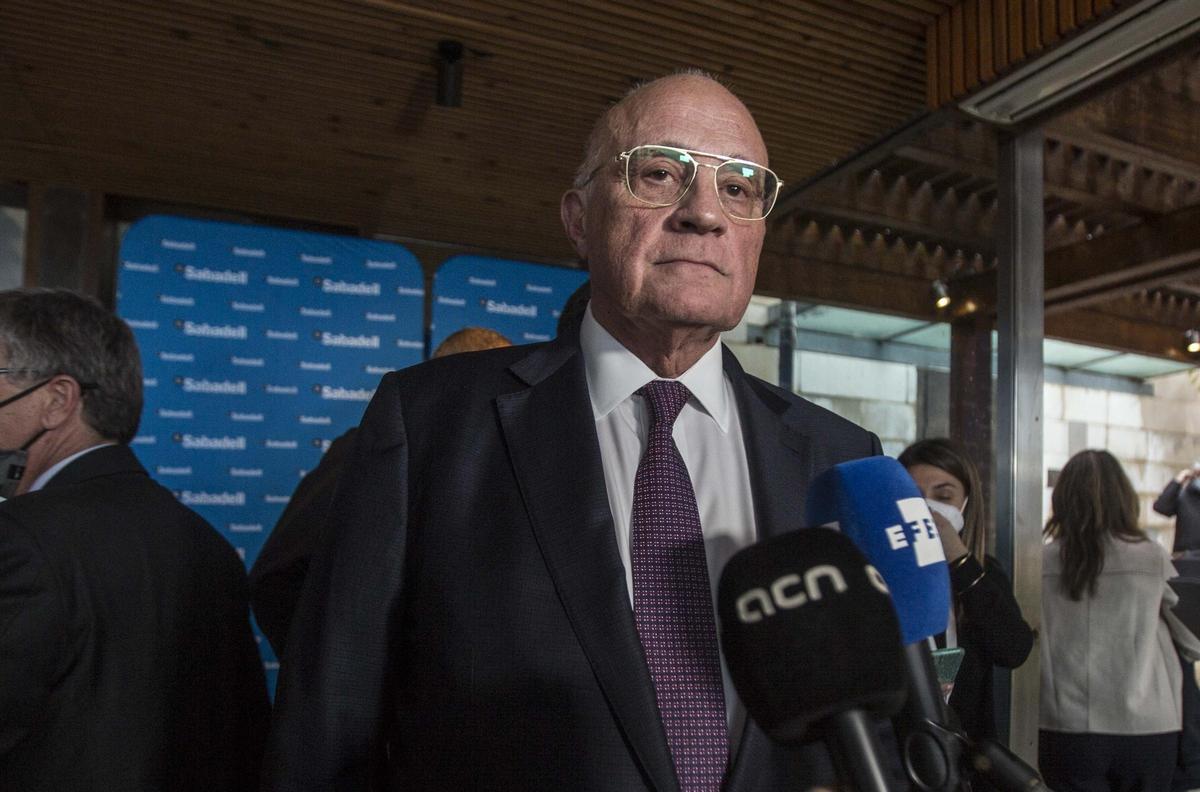 El presidente de Banco Sabadell, Josep Oliu, durante una visita a Alicante.