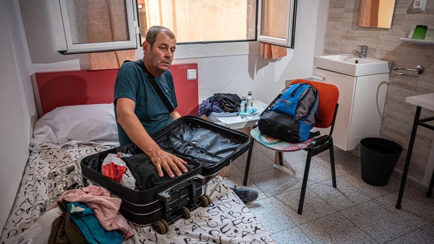 Jose Luis Sosa, en la nueva pensión donde vive en Barcelona. El hombre, que tienen una enfermedad pulmonar crónica, lleva nueve meses viviendo en la calle de Barcelona tras ser desahuciado en la Barceloneta.