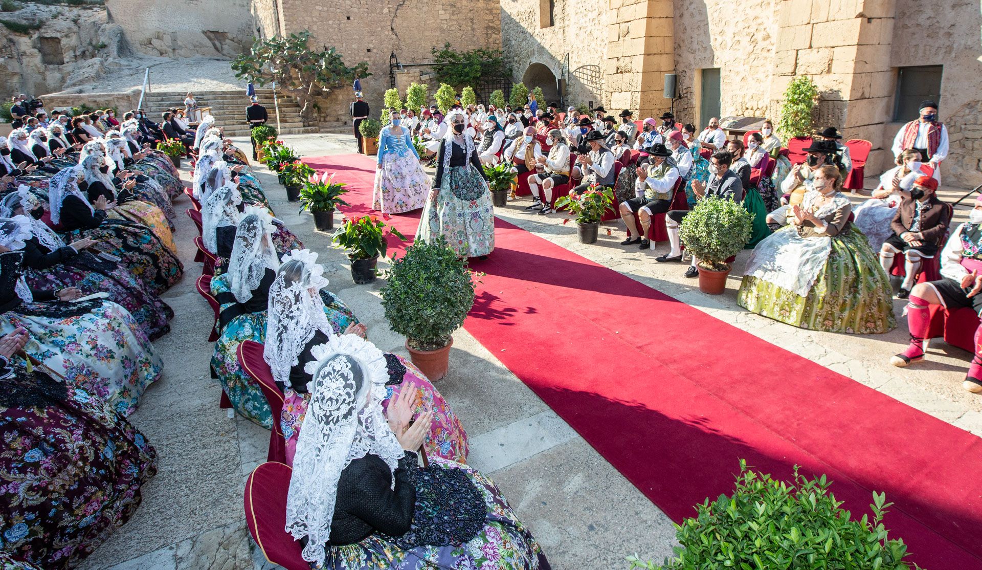 Hogueras de Alicante: El Ayuntamiento recibe a las 79 candidatas a Bellea del Foc