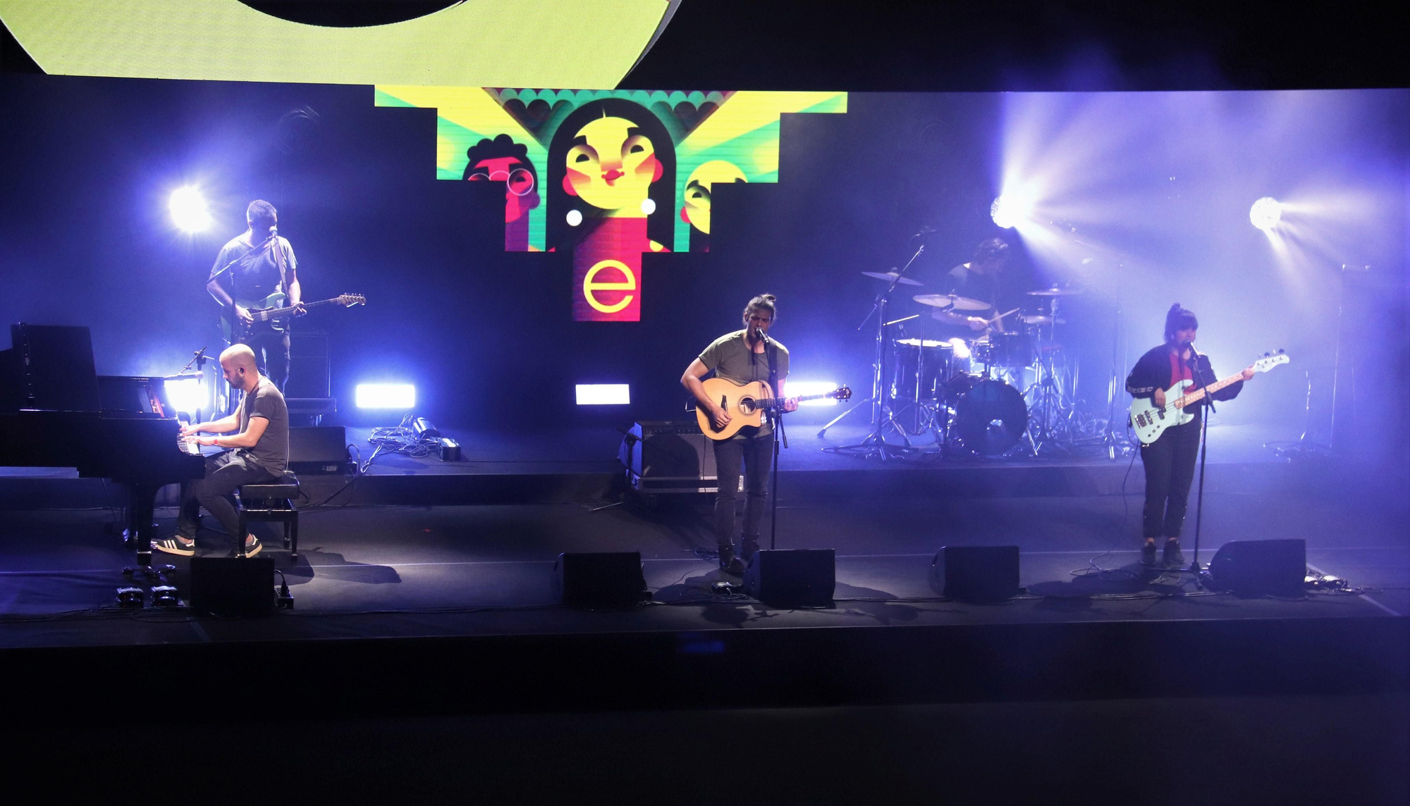 El grupo Els Catarres interpretando el sencillo 'Diamants' durante los premios Enderrock en el auditorio de Girona.